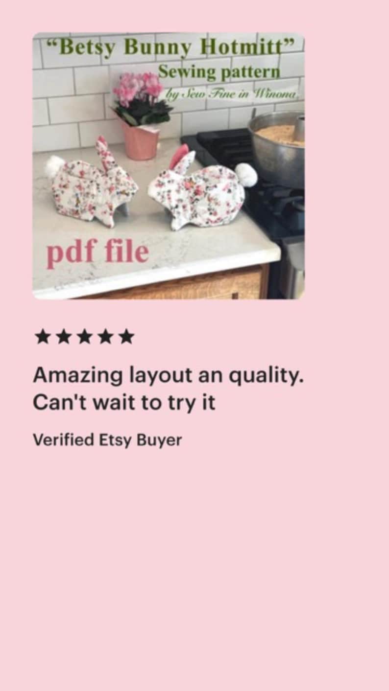 Peut inclure: Image de deux maniques en forme de lapin avec des motifs floraux, faisant partie d'un patron de couture intitul&eacute; "Betsy Bunny Hotmitt". Le texte "pdf file" est visible. L'image contient &eacute;galement le texte "Amazing layout an quality. Can't wait to try it. Verified Etsy Buyer."