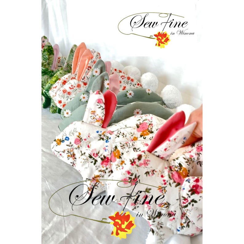 Peut inclure: Une collection de peluches lapins faites &agrave; la main avec du tissu floral et des couleurs d'oreilles contrast&eacute;es. Les lapins ont des queues en pompons blancs et sont dispos&eacute;s en rang&eacute;e. Le texte "Sew Fine in Winona" est visible.