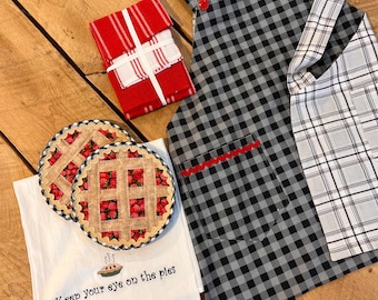 Linge de cuisine sur le thème de la tarte aux framboises avec tablier, torchon brodé, chauffe-plats pour tarte, torchons décoratifs