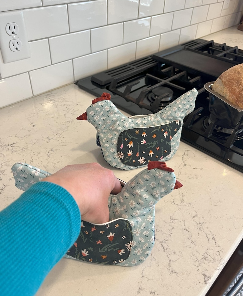 Quilted Chicken Oven Mitts (Set of 2): Farmhouse Kitchen Decor