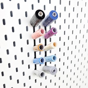 2-pack hållare för trådrullar till hålskiva IKEA SKÅDIS, sybehör förvaring 3D-printad, broderi ordning