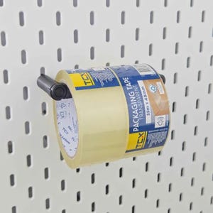 Peut inclure: Un rouleau de ruban adhésif d'emballage transparent avec une étiquette bleue et jaune portant l'inscription TCX Packaging Tape 55m x 48mm, monté sur un crochet de panneau perforé noir. Le ruban est clair avec un mandrin en carton visible.