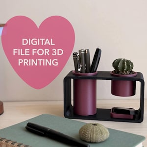 Puede incluir: Un organizador de escritorio negro y burdeos con un portalápices, una maceta pequeña y una bandeja pequeña. Un cuaderno de espiral, un bolígrafo y un erizo de mar están sobre el escritorio. La imagen incluye el texto "DIGITAL FILE FOR 3D PRINTING" en un corazón rosa.