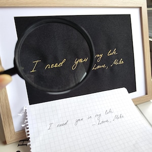 Ecriture souvenir brodée personnalisée : décoration murale encadrée or sur noir