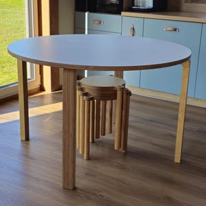 Mesa de comedor redonda pequeña de madera contrachapada de estilo escandinavo - escritorio de cocina minimalista