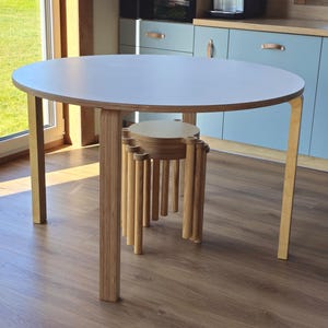 Kleine ronde eettafel van Scandinavisch multiplex - minimalistisch keukenbureau