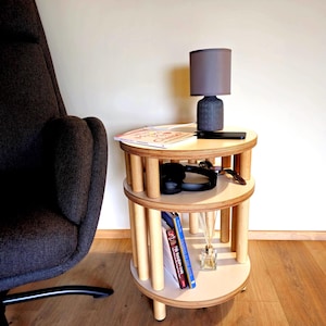Mesa de cabeceira minimalista em madeira compensada de bétula: Mesa de cabeceira Japandi com prateleira