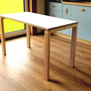 Kleiner skandinavischer Esstisch aus Sperrholz - minimalistischer Küchenschreibtisch