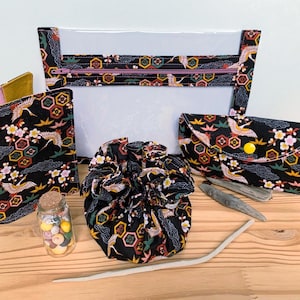 Kit de voyage comprenant un étui à lunettes, une bijoulette, un étui à passeport, une pochette transparente + 1 surprise