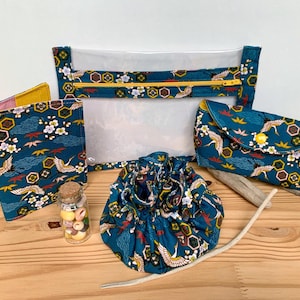 Kit de voyage comprenant un étui à lunettes, une bijoulette, un étui à passeport, une pochette transparente + 1 surprise