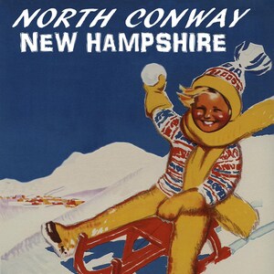 Puede incluir: Cartel de viaje vintage de North Conway, New Hampshire, que muestra a un niño deslizándose en trineo por una colina nevada. El niño lleva un gorro, bufanda y pantalón amarillos, con un suéter estampado en rojo, blanco y azul. El texto en la parte superior dice "North Conway New Hampshire" y en la parte inferior "Just Enjoy The Ride."