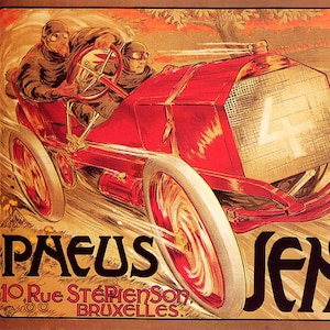 Puede incluir: Cartel vintage que representa un coche de carreras rojo con dos pilotos con gafas. El coche tiene el número 4 en la parte delantera y ruedas blancas grandes. El texto incluye "PAEUS JENATZY" y "10, Rue Stéphenson, Bruxelles."