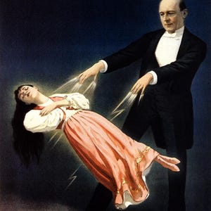 Pode incluir: Cartaz vintage que anuncia um show de mágica com a ilusão da levitação. A palavra "KELLAR" está no topo. Um homem de smoking parece estar levitando uma mulher em um vestido rosa. A palavra "LEVITATION" está na parte inferior.