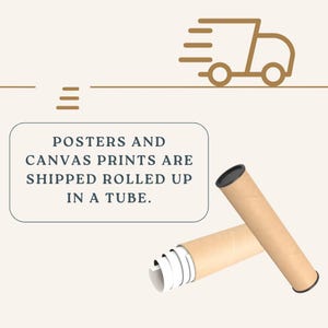 Puede incluir: La imagen muestra dos tubos de cart&oacute;n enrollados, uno de pie y otro parcialmente desenrollado. El texto indica que los carteles y las impresiones en lienzo se env&iacute;an enrollados en un tubo. Tambi&eacute;n hay un gr&aacute;fico de un cami&oacute;n de reparto.