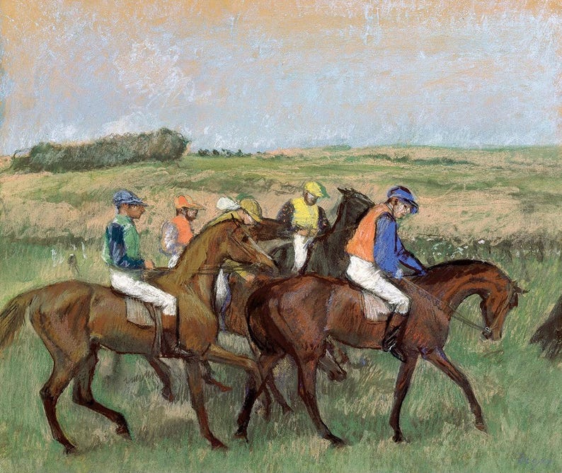 Puede incluir: Obra de arte pastel que representa una carrera de caballos con varios jinetes a caballo. Los jinetes visten sedas coloridas, incluyendo azul, naranja y amarillo. Los caballos son marrones, y el fondo presenta campos verdes y un cielo azul claro.