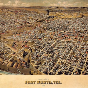 Op de afbeelding: Een vintage perspectiefkaart van Fort Worth, Texas, uit 1891. De gedetailleerde illustratie toont de indeling van de stad met gebouwen, straten en een rivier. De kaart is in sepiatinten, met de titel "Fort Worth, Tex." onderaan.