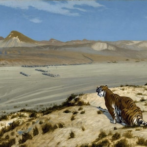 Puede incluir: Pintura al óleo que representa un tigre en un paisaje desértico. El tigre, con rayas naranjas y negras, está sentado en una colina arenosa, mirando hacia un grupo de figuras distantes. Montañas y cielo azul completan la escena.