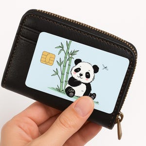 Schattige panda creditcard sticker – Kawaii cartoon debitcard skin – Bamboe portemonnee decoratie – Cadeau voor dierenliefhebber – Pastelblauwe kaarthoes