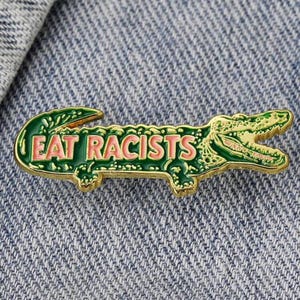 „Eat Racists“-Alligator-Emaille-Anstecknadel – Anti-Rassismus-Brosche – Anstecknadel für politische Aktivisten, passend für Jacke, Rucksack, Hut