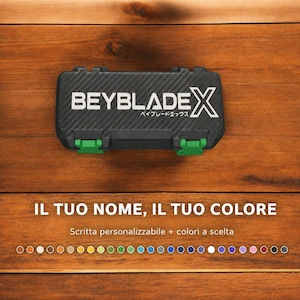 Può includere: Una custodia rettangolare nera con texture in fibra di carbonio, che riporta la scritta bianca BEYBLADE X e caratteri giapponesi. La custodia ha due chiusure verde brillante. Sotto, il testo recita IL TUO NOME, IL TUO COLORE, Scritta personalizzabile + colori a scelta, seguito da una fila di ventiquattro piccoli cerchi colorati.