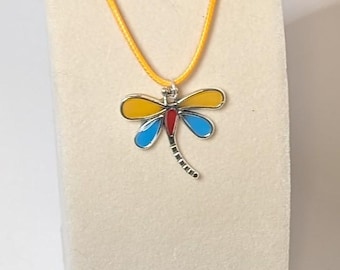 collar de libélula de colores brillantes