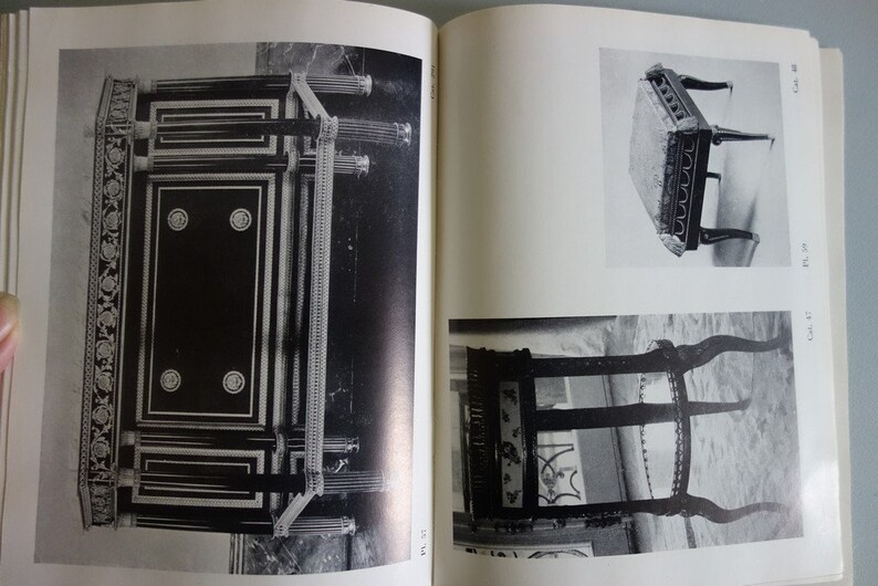Puede incluir: Fotograf&iacute;as en blanco y negro de muebles antiguos, incluyendo una mesa con superficie oscura y adornos decorativos, y una silla con patas curvas. Las im&aacute;genes provienen de un cat&aacute;logo o libro.