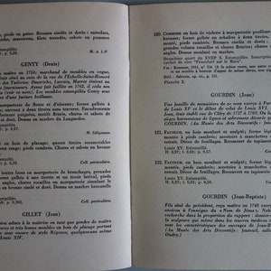 Puede incluir: Un libro antiguo abierto, mostrando texto detallado e ilustraciones. Las p&aacute;ginas presentan texto en franc&eacute;s con t&iacute;tulos y descripciones, probablemente de un documento hist&oacute;rico. El libro est&aacute; abierto en dos p&aacute;ginas.