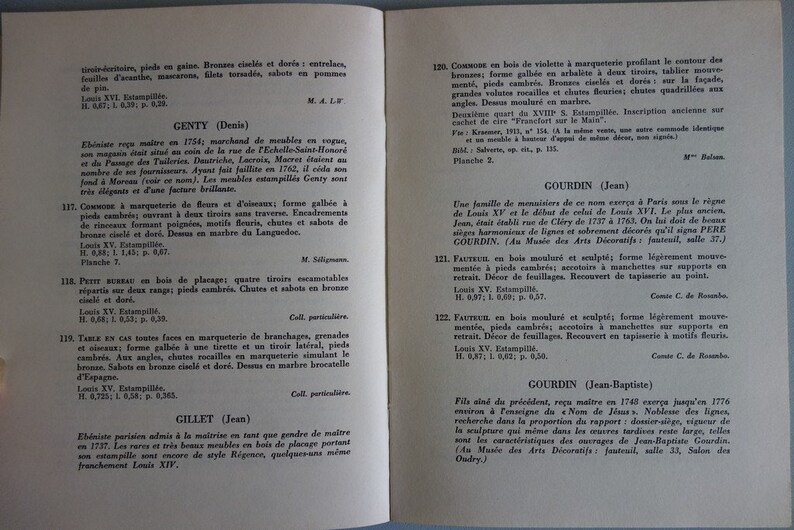 Puede incluir: Un libro antiguo abierto, mostrando texto detallado e ilustraciones. Las p&aacute;ginas presentan texto en franc&eacute;s con t&iacute;tulos y descripciones, probablemente de un documento hist&oacute;rico. El libro est&aacute; abierto en dos p&aacute;ginas.
