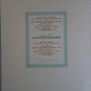 Puede incluir: Una p&aacute;gina de libro antiguo con texto e ilustraciones en un marco decorativo. El texto est&aacute; en franc&eacute;s e ingl&eacute;s, con un dibujo de un barco. La p&aacute;gina es de un libro de Julio Verne.