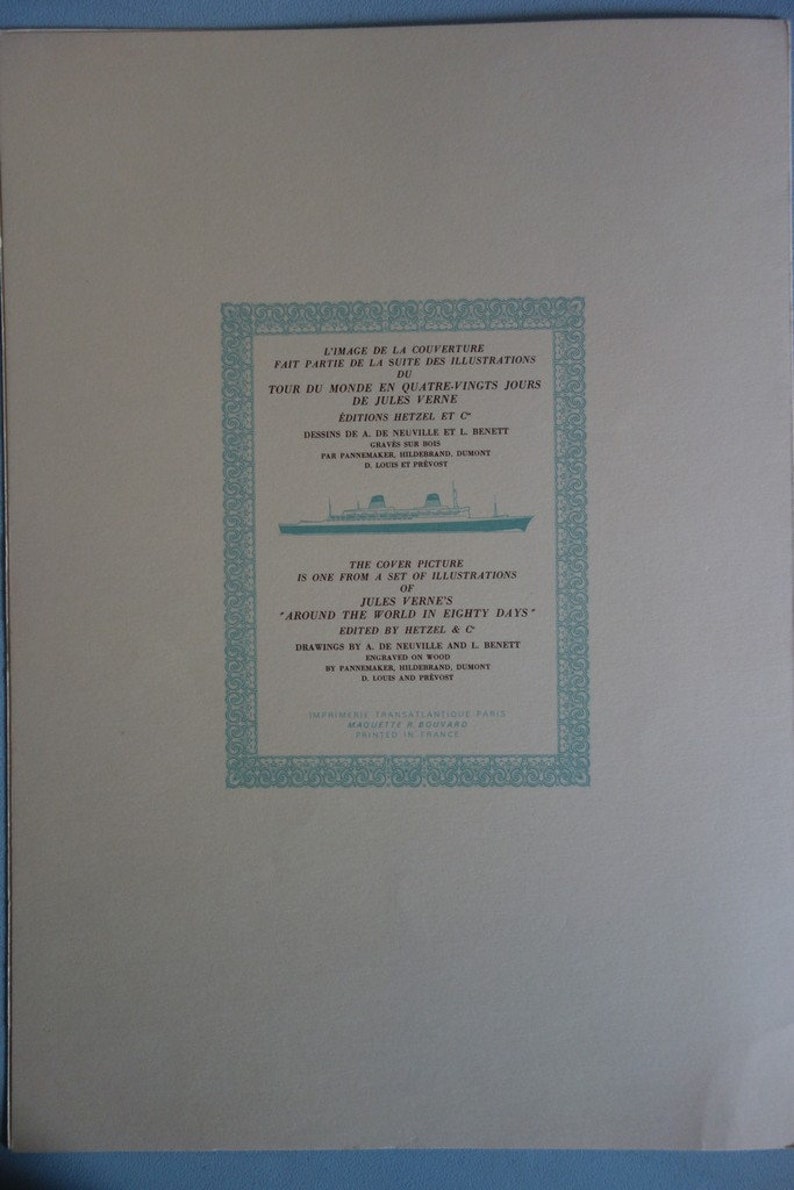 Puede incluir: Una p&aacute;gina de libro antiguo con texto e ilustraciones en un marco decorativo. El texto est&aacute; en franc&eacute;s e ingl&eacute;s, con un dibujo de un barco. La p&aacute;gina es de un libro de Julio Verne.