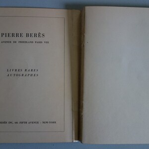 Puede incluir: Libro abierto con texto de Pierre Ber&egrave;s, vendedor de libros raros y aut&oacute;grafos. La p&aacute;gina izquierda presenta el nombre "PIERRE BER&Egrave;S" y la direcci&oacute;n en Par&iacute;s, Francia. La p&aacute;gina derecha est&aacute; en blanco. La parte inferior de la p&aacute;gina izquierda tiene la direcci&oacute;n en Nueva York.