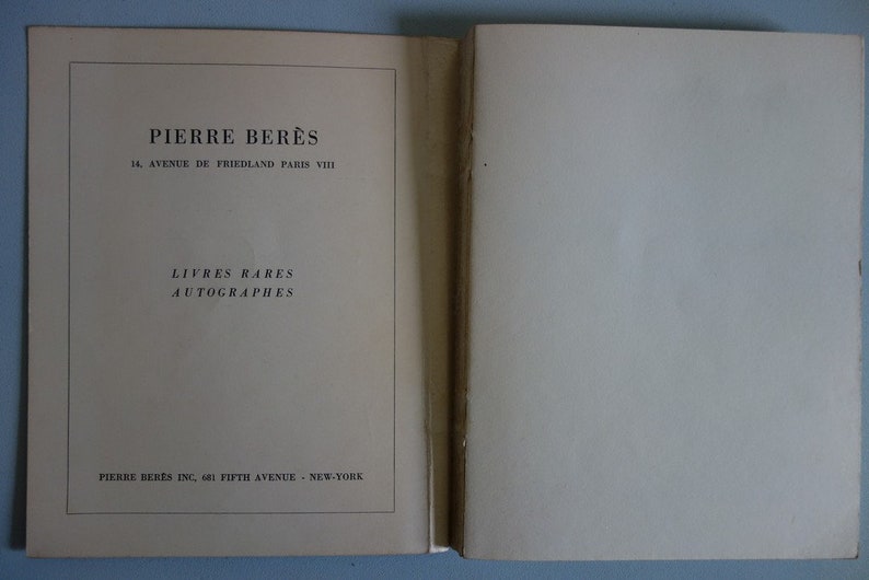 Puede incluir: Libro abierto con texto de Pierre Ber&egrave;s, vendedor de libros raros y aut&oacute;grafos. La p&aacute;gina izquierda presenta el nombre "PIERRE BER&Egrave;S" y la direcci&oacute;n en Par&iacute;s, Francia. La p&aacute;gina derecha est&aacute; en blanco. La parte inferior de la p&aacute;gina izquierda tiene la direcci&oacute;n en Nueva York.
