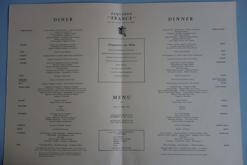 Puede incluir: Un men&uacute; vintage del restaurante Paquebot "France", con una lista detallada de opciones para la cena. El men&uacute; est&aacute; impreso en papel blanquecino con texto negro e incluye secciones para aperitivos, platos principales y postres. La fecha del men&uacute; es el 8 de junio de 1972.