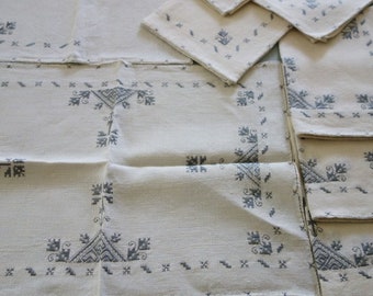 Vintage o Antique French Set de 4 15 "Pure Linen Hand Embroidered Napkins with 4 Matching Placemats or Doilies 13x17 Tea set