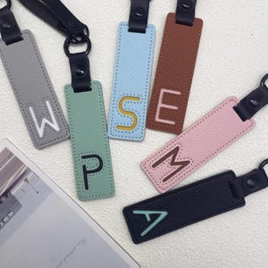 Llavero, Llavero de piel con letras, Llavero rectangular de piel, Llavero personalizado, Regalo exclusivo, Regalo de cumpleaños.