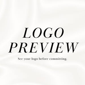 以下が含まれることがあります： 白の背景に、黒の洗練されたセリフ体で「LOGO PREVIEW」と書かれています。下には「See your logo before committing.」と小さな文字で書かれています。