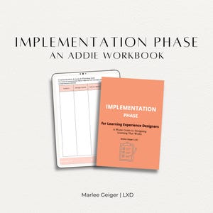 Może przedstawiać: Różowo-pomarańczowy zeszyt ćwiczeń zatytułowany "Faza wdrażania dla projektantów doświadczeń edukacyjnych: Ciepły przewodnik po projektowaniu nauki, która działa" autorstwa Marlee Geiger | LXD. Zeszyt ćwiczeń jest otwarty na stronie z tabelą zatytułowaną "Siatka planowania komunikacji i uruchomienia".