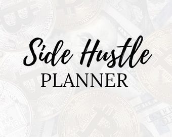 Puede incluir: Un planificador con el texto "Side Hustle Planner" sobre un fondo de billetes de dólar estadounidense y monedas de Bitcoin.