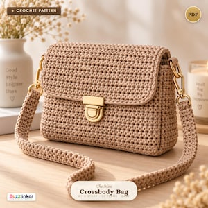 Peut inclure: Un sac bandoulière en crochet beige avec un motif de mailles texturé, une fermeture à poussoir en métal doré et une bandoulière en crochet assortie fixée par des mousquetons dorés. L'image contient les textes Crochet Pattern, PDF et The Mini Crossbody Bag.