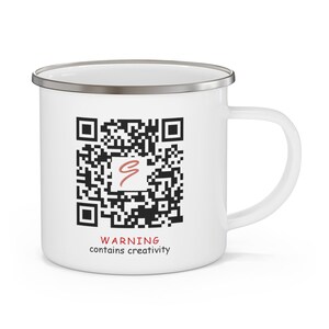Puede incluir: Taza de esmalte blanco con un código QR en blanco y negro y el texto "WARNING contains creativity".
