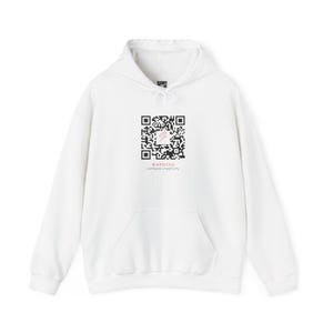 Puede incluir: Sudadera con capucha blanca con un gráfico de código QR en blanco y negro y el texto "WARNING: contains creativity".