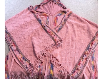 Poncho bohemio con capucha hecho a mano, chal rosa con flecos, estilo festivalero hippie, artesanal.