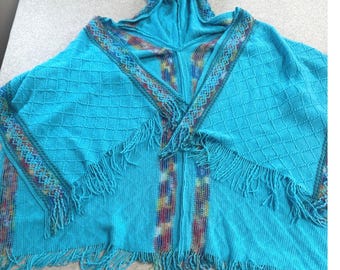 Poncho/scialle boho con cappuccio fatto a mano, turchese con frange, stile artigianale, per festival, hippie.