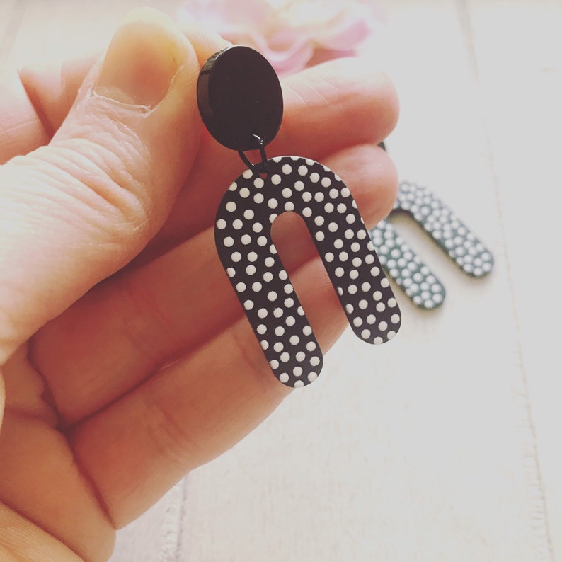 Black and White Dot U Shaped Earrings, Spotty U Shape Earrings, Monochrome Earrings, Black and White Dotty Earrings zdjęcie 3