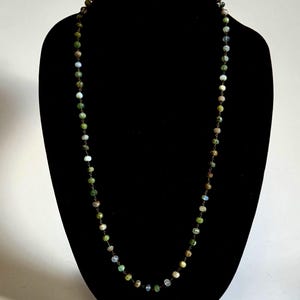 Vintage ketting met doorlopende edelstenenlus, antieke ketting met gefacetteerde kralen van groene granaat en prehniet, aardse retro ketting met meerdere stenen om te combineren.