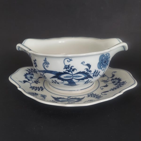 Salsera vintage con diseño de cebolla azul del Danubio y pancarta con platillo adjunta