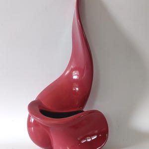 Maceta escultórica en forma de llama de 38 cm (15 pulgadas) color malva • Estilo cerámica de estudio californiano Firmada por DH Jarrón de arte cerámico vintage de la década de 1980