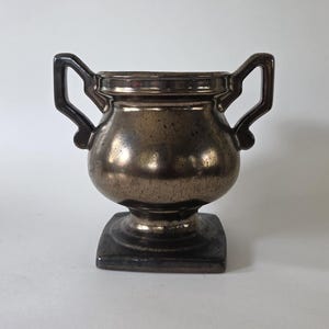 Vaso a urna vintage anni '90 Haeger Pottery in bronzo metallizzato - Modello 905-01, fioriera in ceramica con doppio manico e adesivo originale.