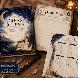 Puede incluir: Un diario de sueños con cubierta azul oscuro celestial, paisaje de luna y montaña, una página de Dream Notes abierta con secciones rayadas y una hoja de referencia Symbol & Tag. Incluye un bolígrafo azul oscuro con estrellas y un colgante de luna.