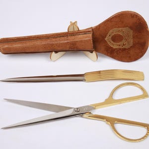 Juego de escritorio alemán de los años 60: tijeras y abrecartas vintage Solingen dorados, estuche de cuero decorado.